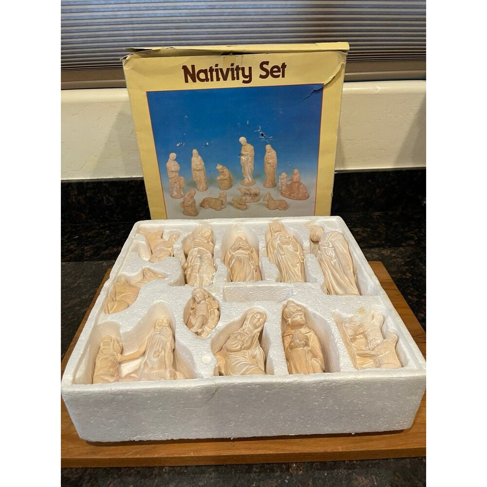 VINTAGE NATIVITY SET - 11 PIECE SET - #24010 - 8" TALL